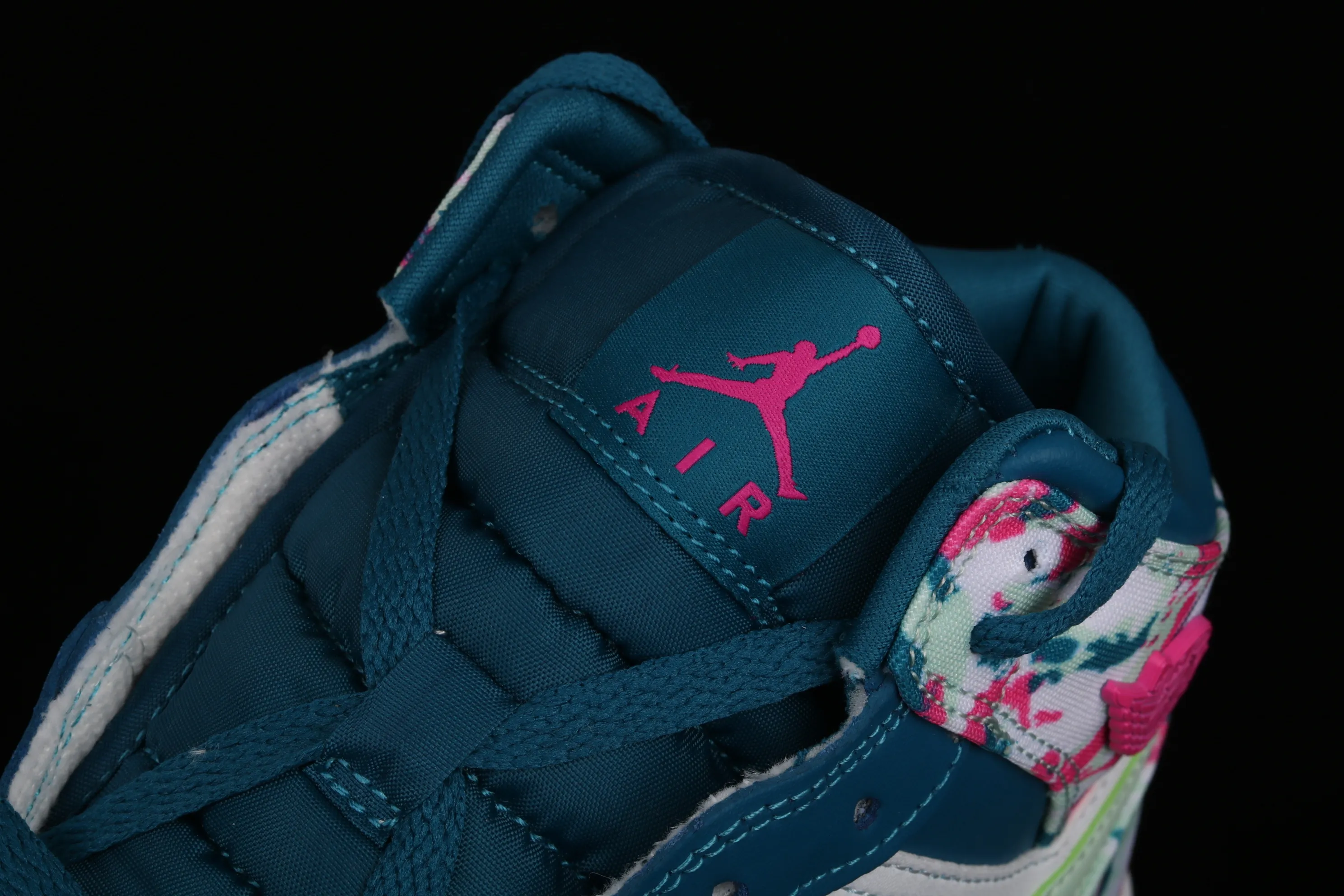 All categories Air Jordan Jordan series basketball shoes Air Jordan 1 Mid Air Jordan 1 Mid AJ1 Joe 1 mid-top cultural basketball shoes 555112-300